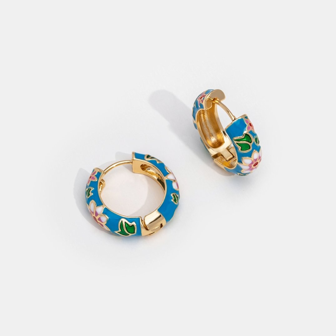 Χρυσά κυκλικά σκουλαρίκια με λουλούδι