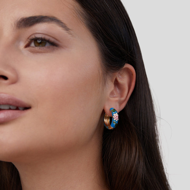 Χρυσά κυκλικά σκουλαρίκια με λουλούδι